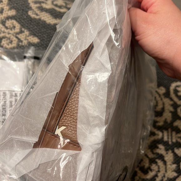 New w/Tags & Dust bag Michael Kors Mercer Small Logo Embossed Leather Bucket Bag - Picture 7 of 9